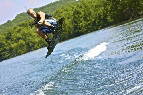 Mi a különbség a wakesurfing, wakeboard és wakeskating között